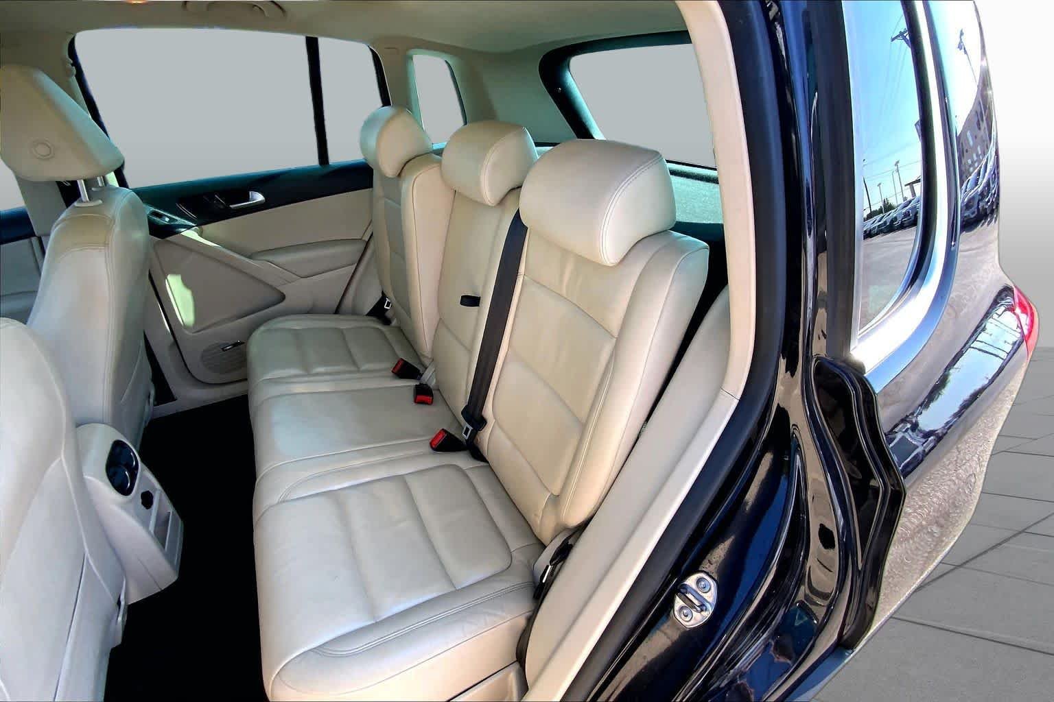 Used 2010  Volkswagen SE image 18