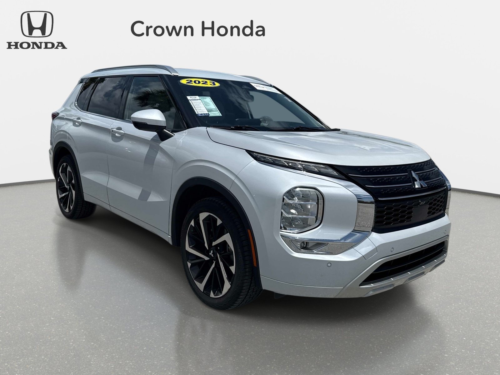 Used 2023 White Diamond Pearl Mitsubishi SEL image 6