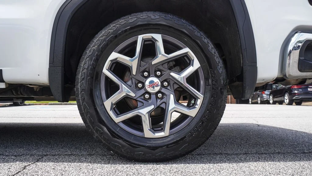 Used 2022 White GMC SLT image 36