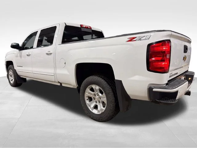 Used 2018 SUMMIT WHITE Chevrolet LT image 3