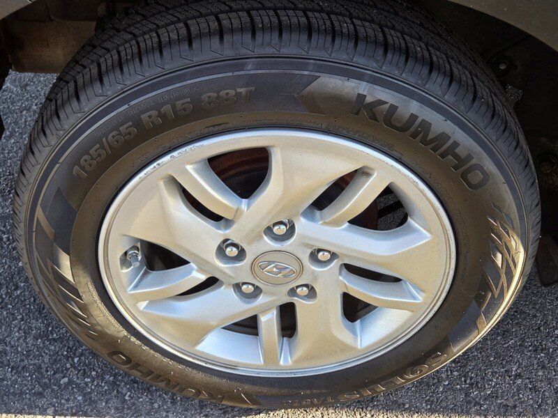 Used 2021 Black Hyundai SE image 11