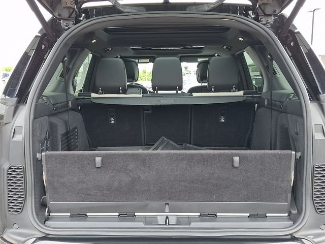 Used 2023 Santorini Black Land Rover Metropolitan Edition image 28