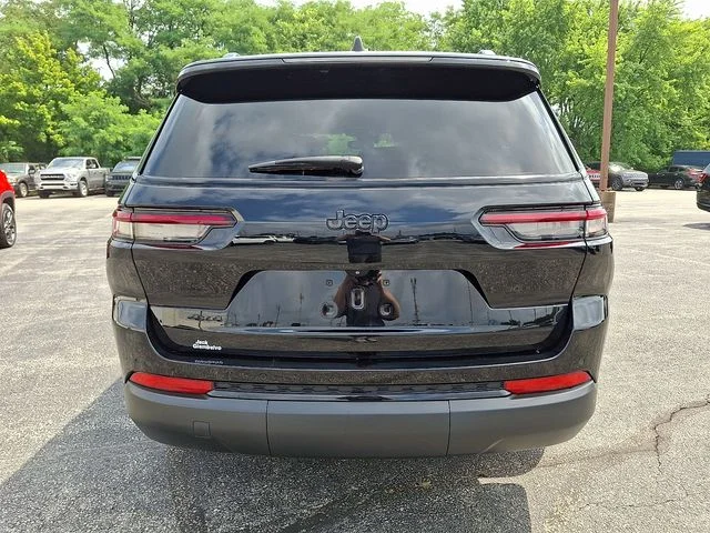 Used 2023 Black Jeep Altitude image 9