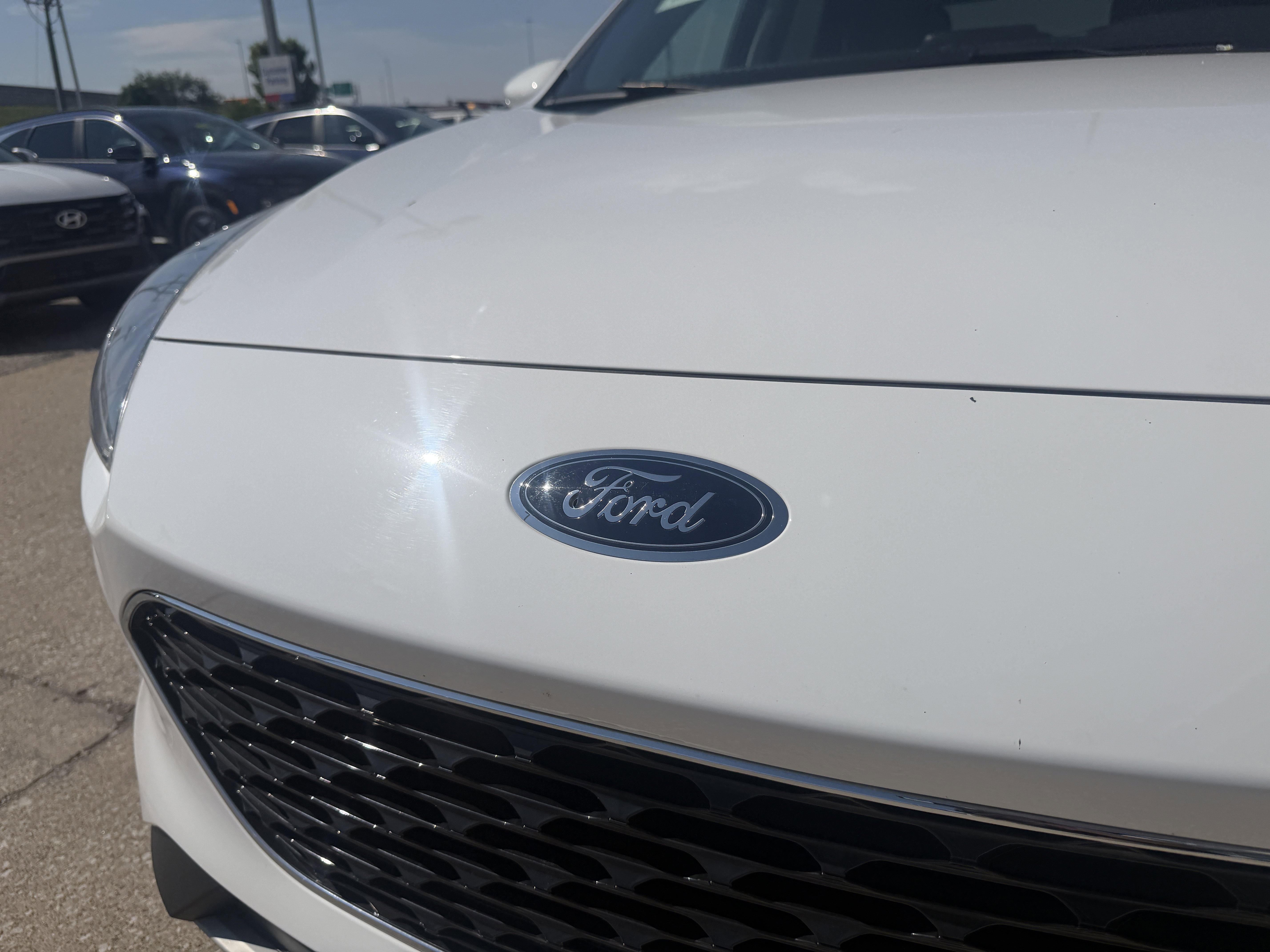 Used 2021 Oxford White Ford SE image 18