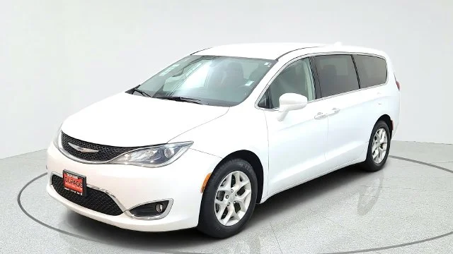 Used 2018 White Chrysler Touring Plus image 4