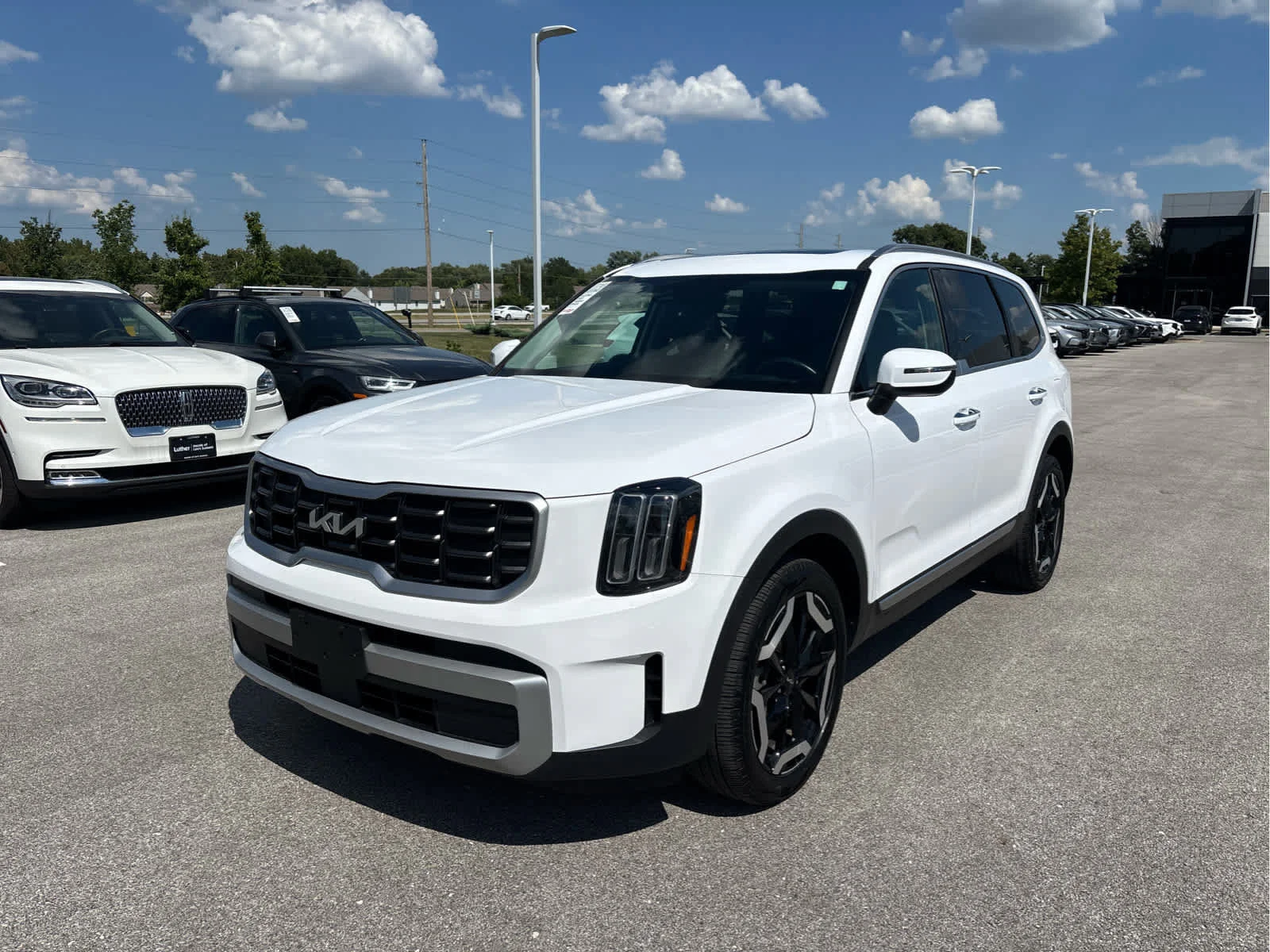 Used 2024 Kia Telluride S with VIN 5XYP6DGC7RG443693 for sale in Kansas City