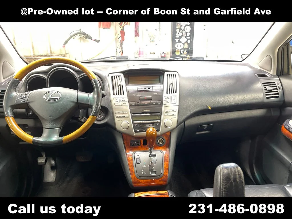 Used 2004  Lexus 330 image 17