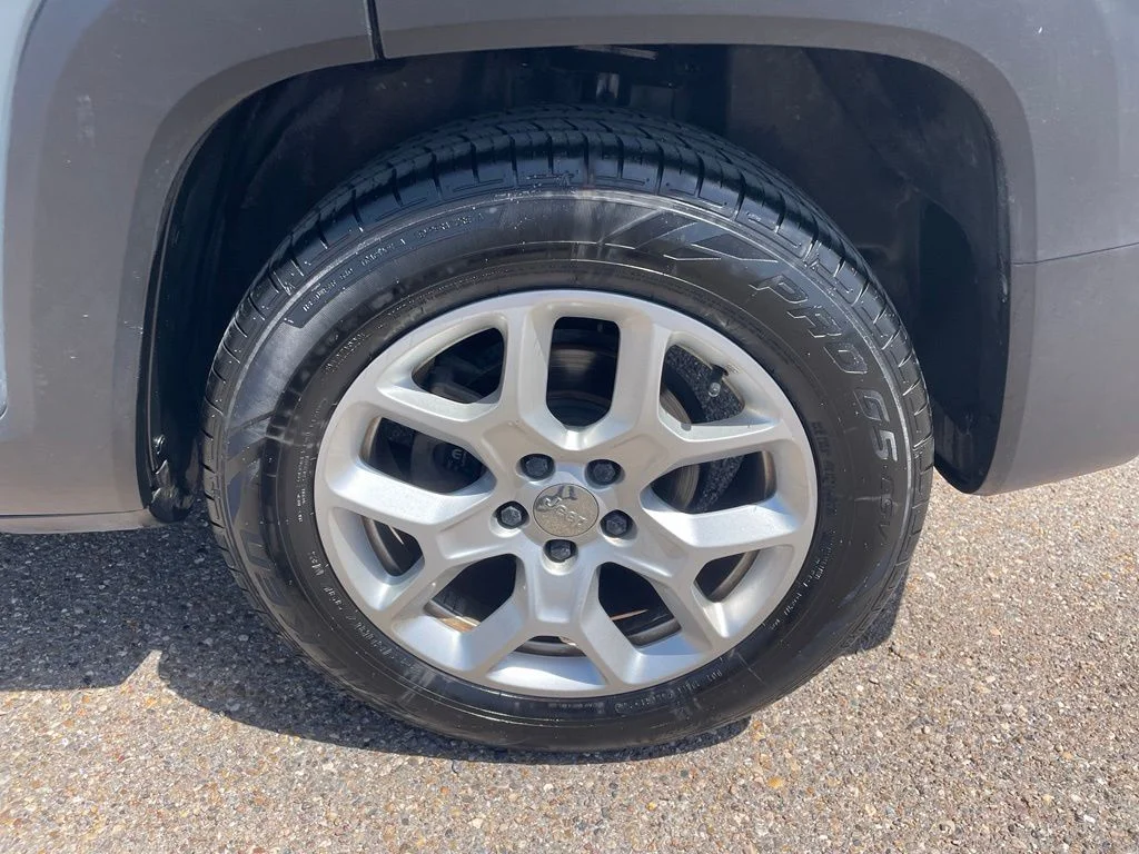 Used 2018 Gray Jeep Latitude image 17