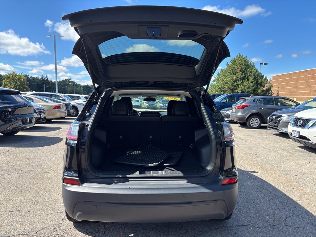 Used 2019 Black Jeep Latitude Plus image 6