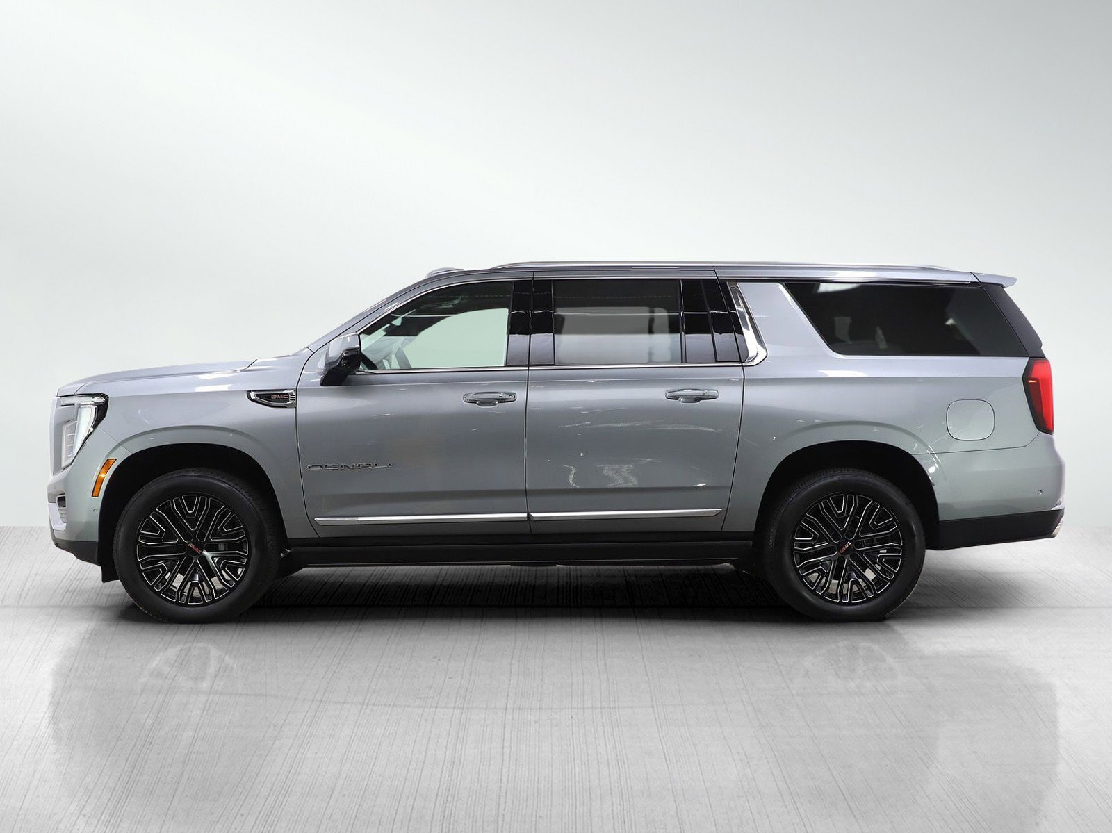 Used 2025 GMC Yukon XL Denali with VIN 1GKS2JRL1SR134430 for sale in Roseville, Minnesota