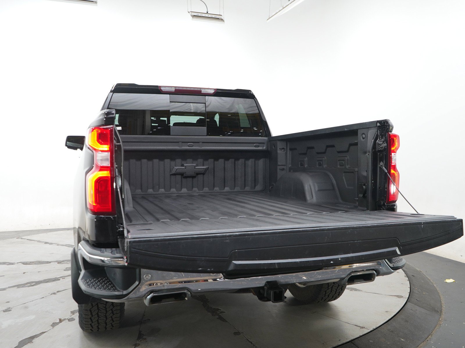Used 2022 Gray Chevrolet 4WD Crew Cab 147 LTZ image 17