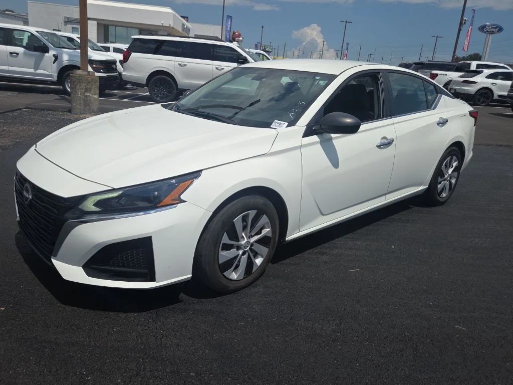 Used 2025 White Nissan 2.5 S image 3