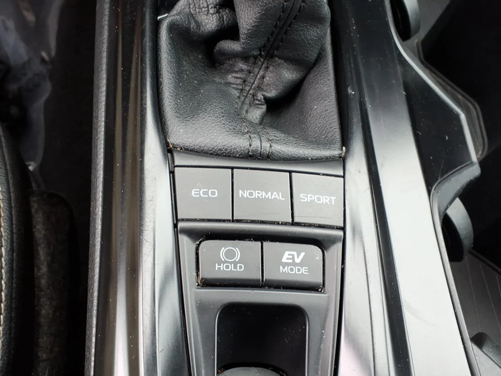 Used 2025  Toyota SE image 5