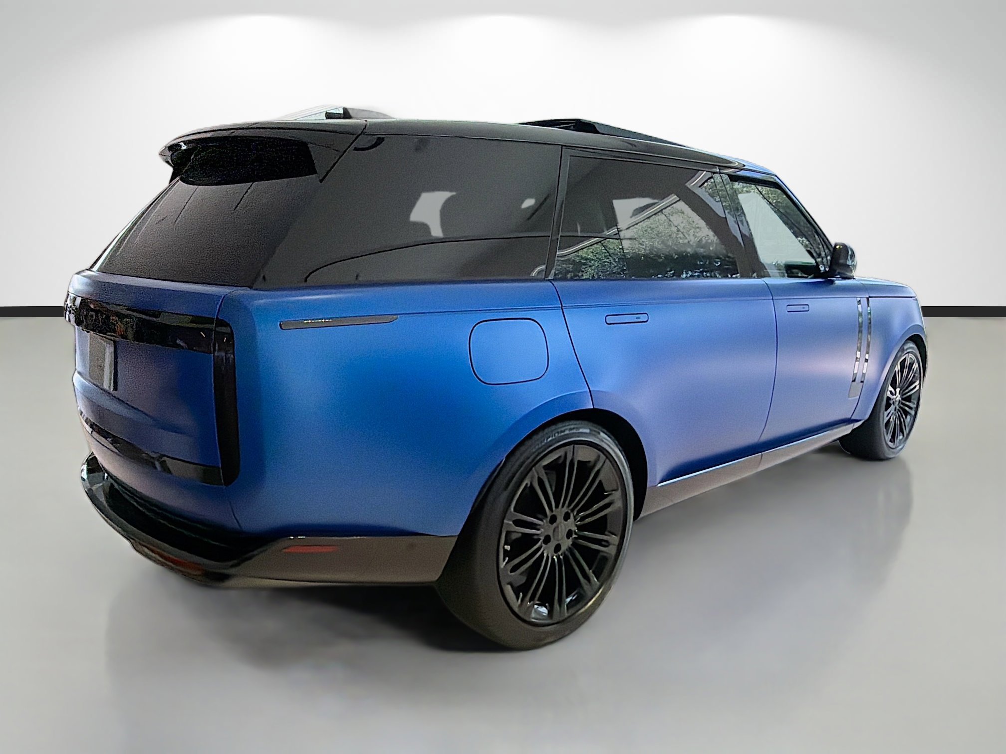 New 2026 Velocity Blue Satin Land Rover Autobiography image 4