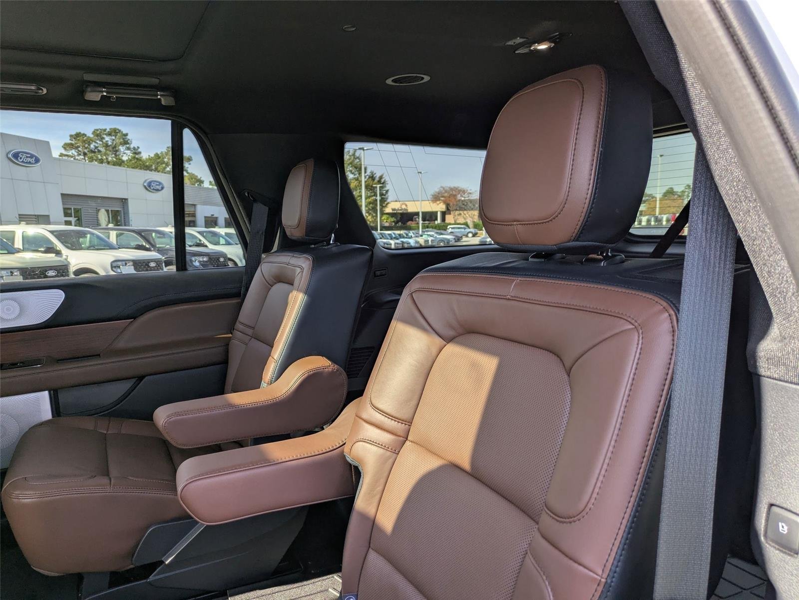 Used 2024 Pristine White Metallic Tri-Coat Lincoln Reserve image 26