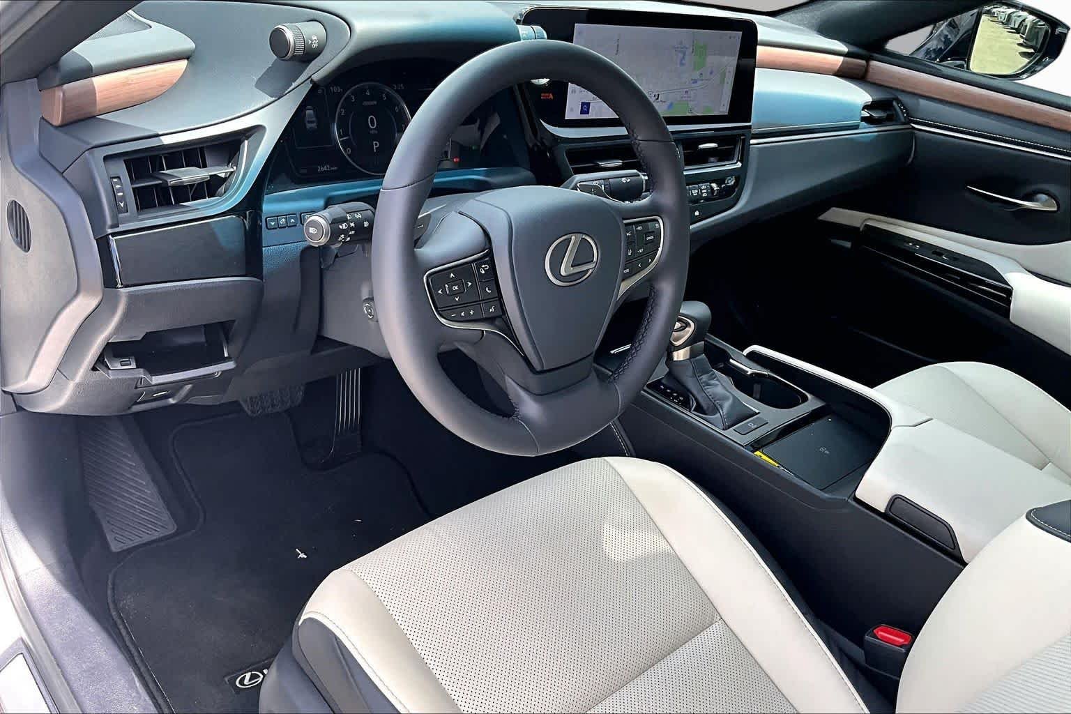 Used 2025 Eminent White Pearl Lexus  image 18
