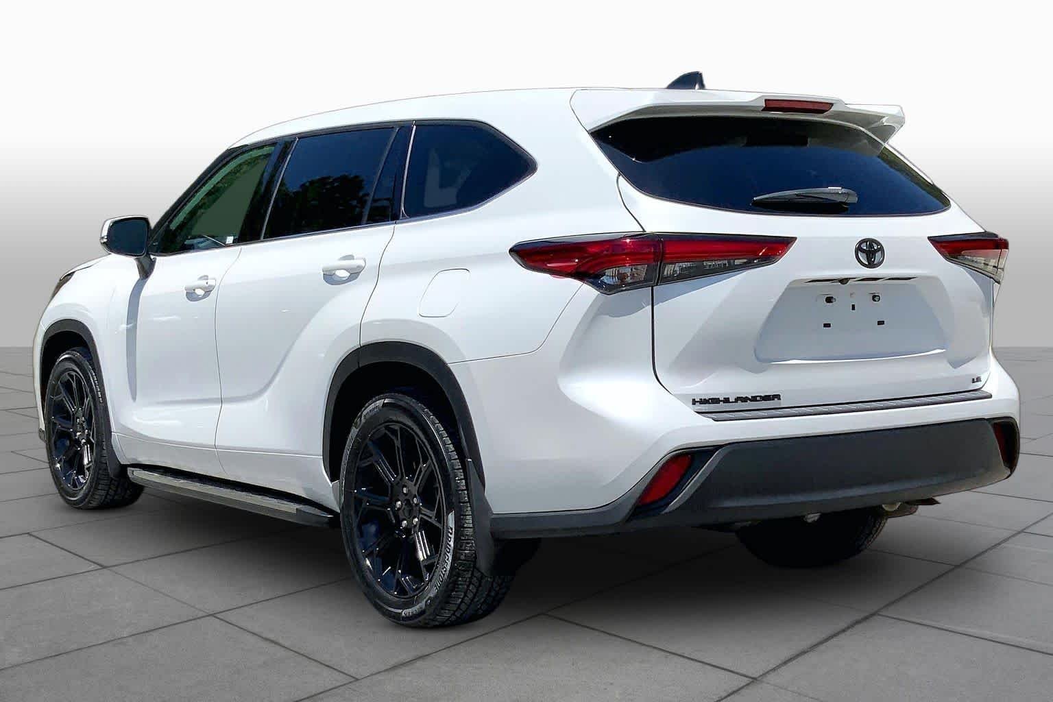 Used 2022 Wind Chill Pearl Toyota LE image 12