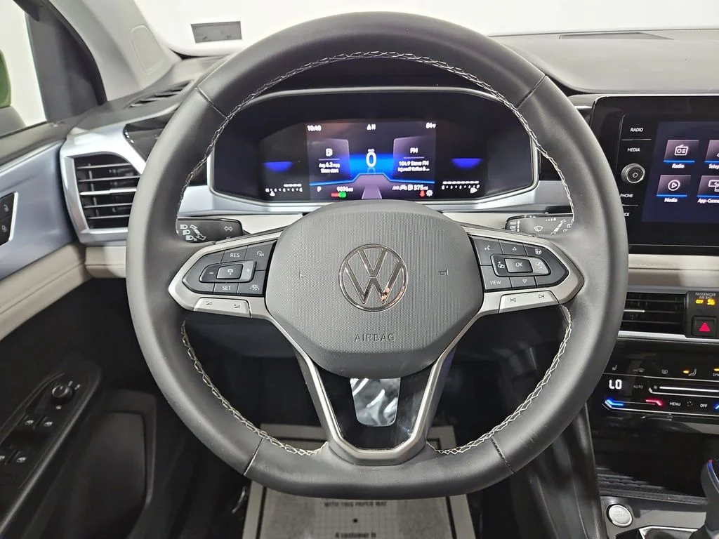 Used 2025 Green Volkswagen 1.5T SE image 17