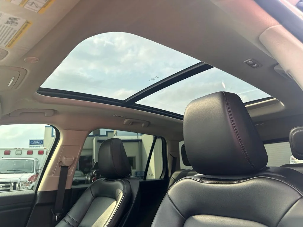Used 2023 White Metallic Lincoln Standard image 10