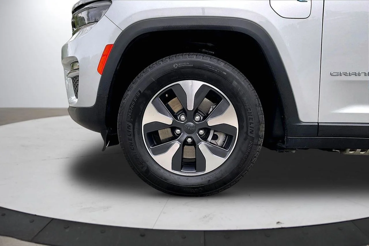Used 2024 Silver Jeep 4xe image 35