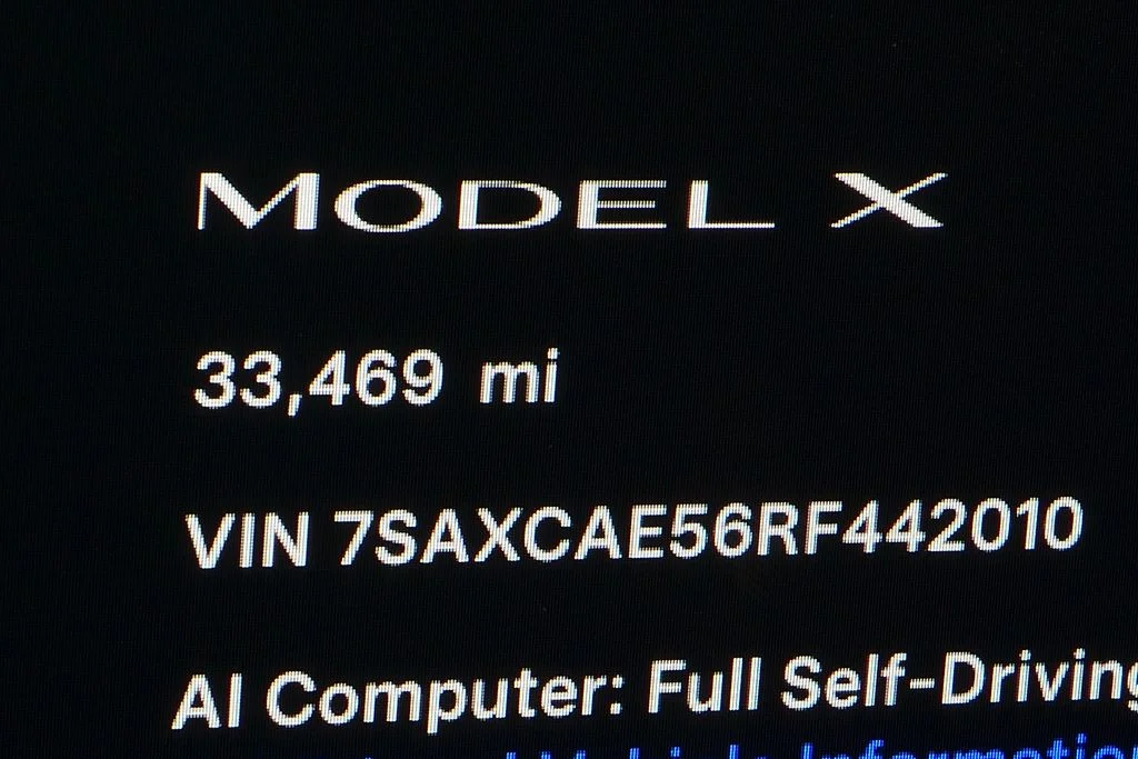 Used 2024  Tesla Base image 32