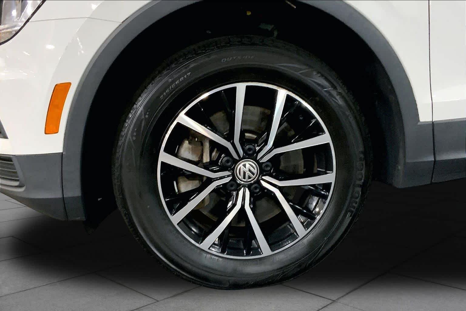 Used 2021  Volkswagen SE image 11