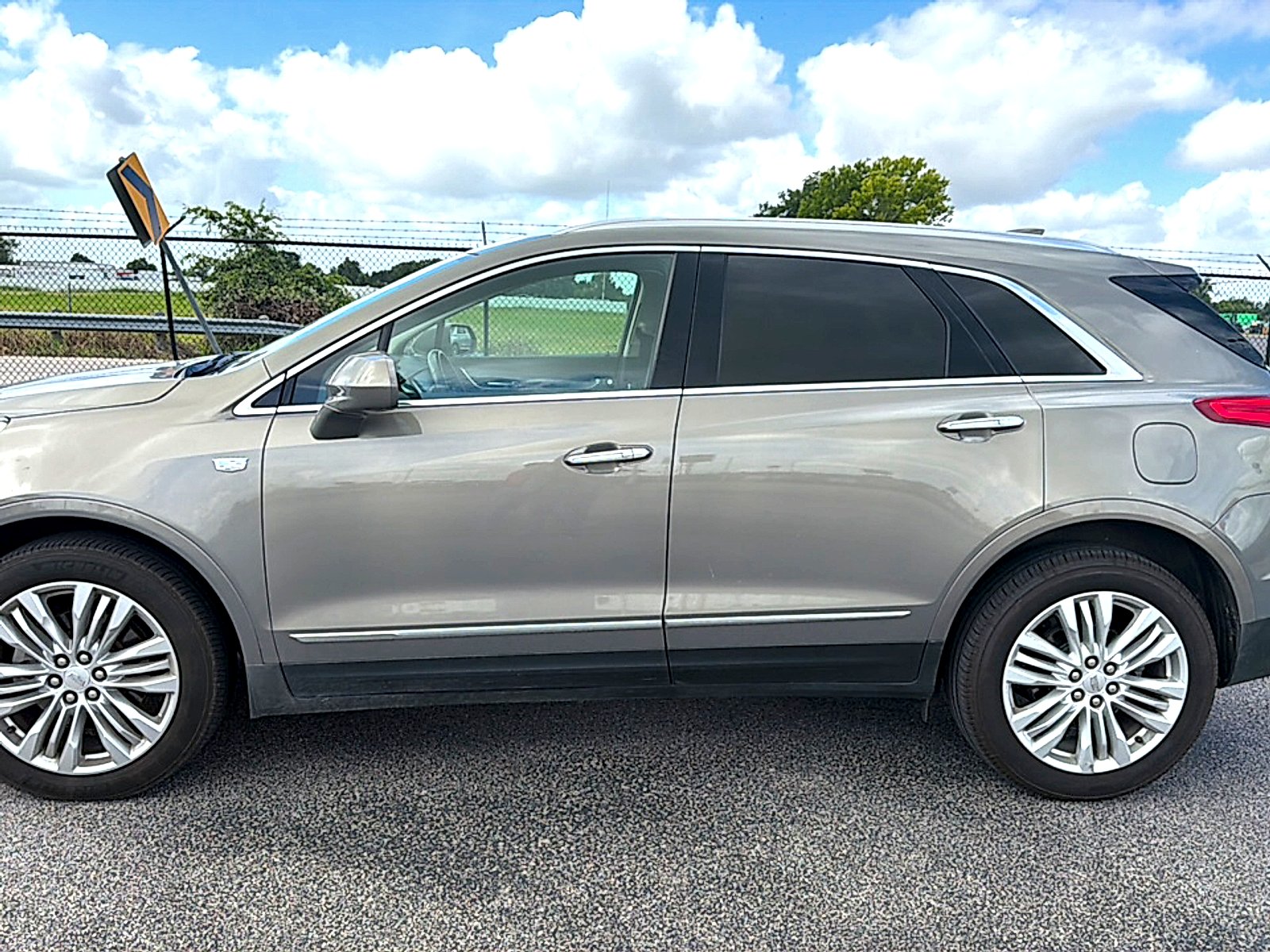 Used 2019 BRONZE DUNE METALLIC Cadillac Premium Luxury FWD image 4