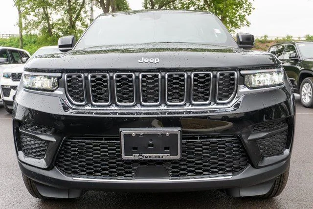 New 2026 Diamond Black Crystal Pearl-Coat Exterior Paint Jeep Laredo X image 3