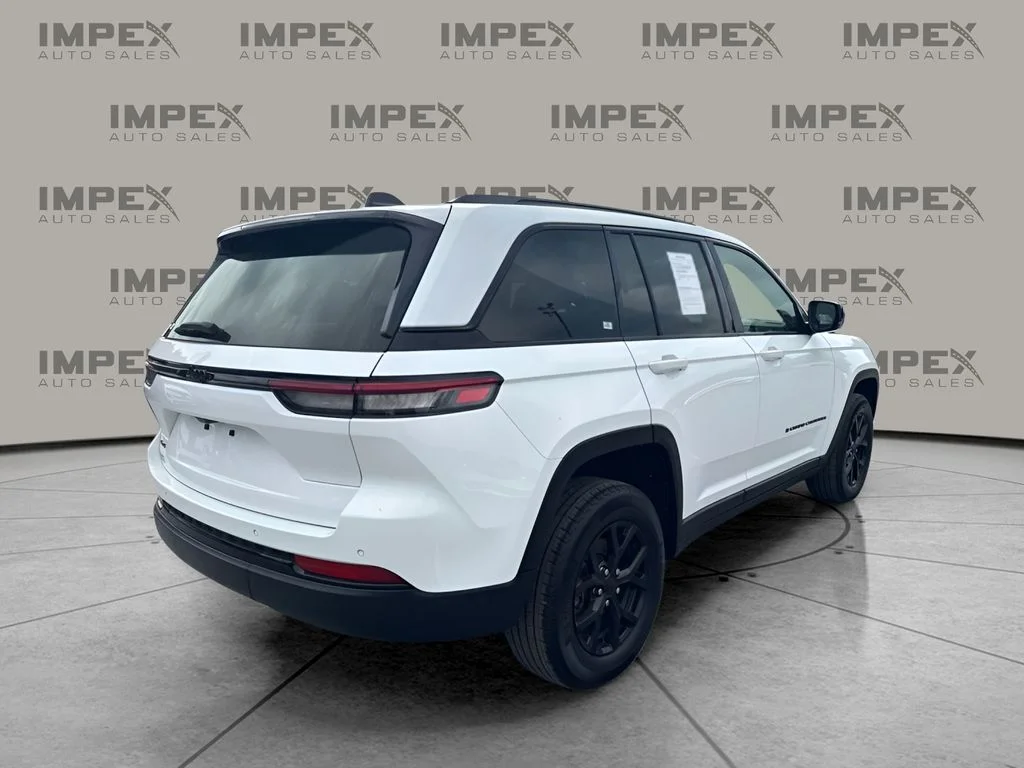 Used 2025 White Jeep Altitude image 3