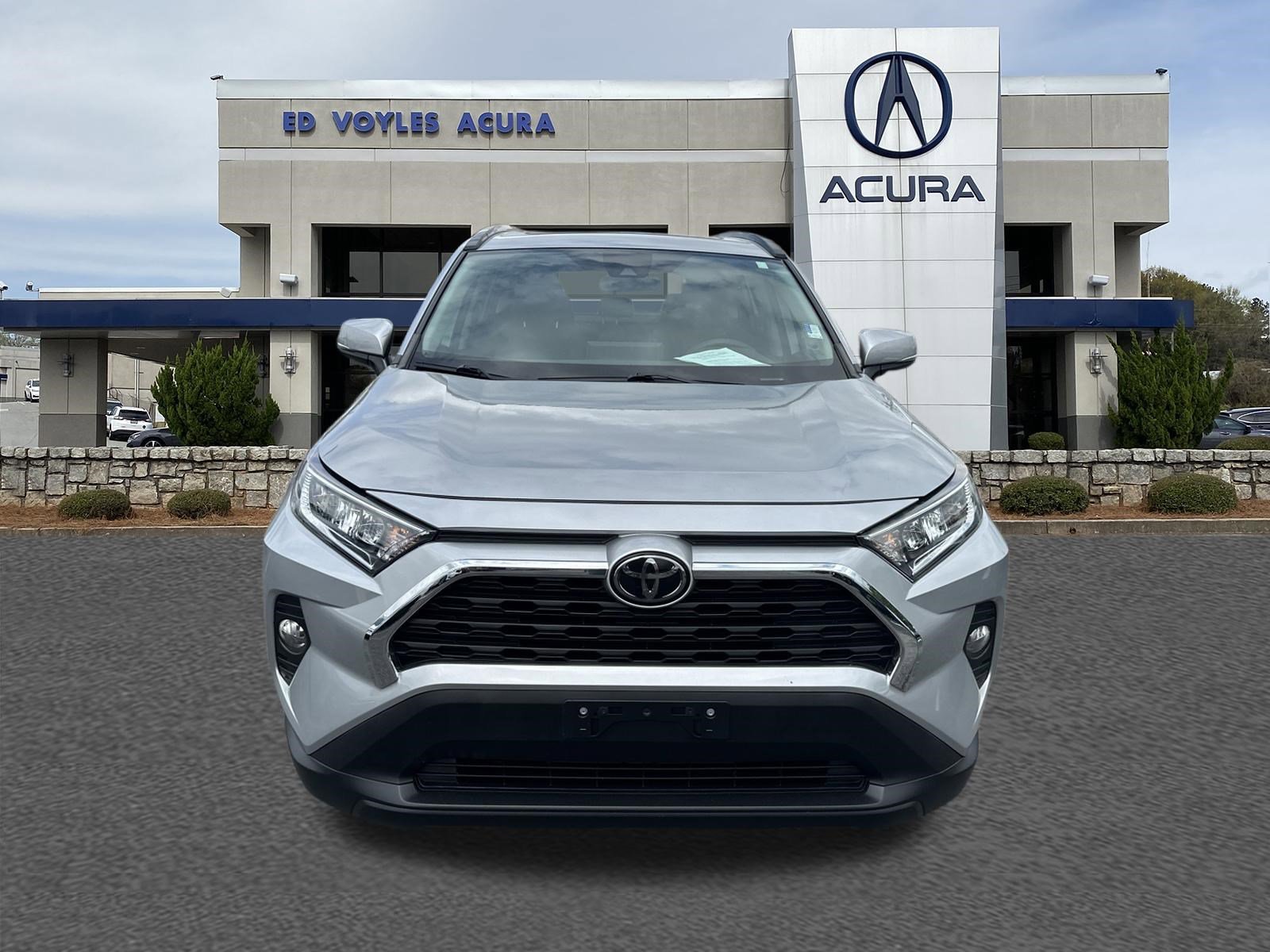Used 2020 Silver Sky Metallic Toyota XLE image 2
