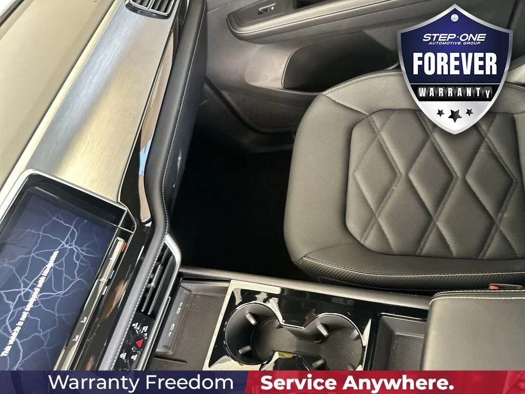 Used 2025  Volkswagen 2.0T SE w/Technology image 25