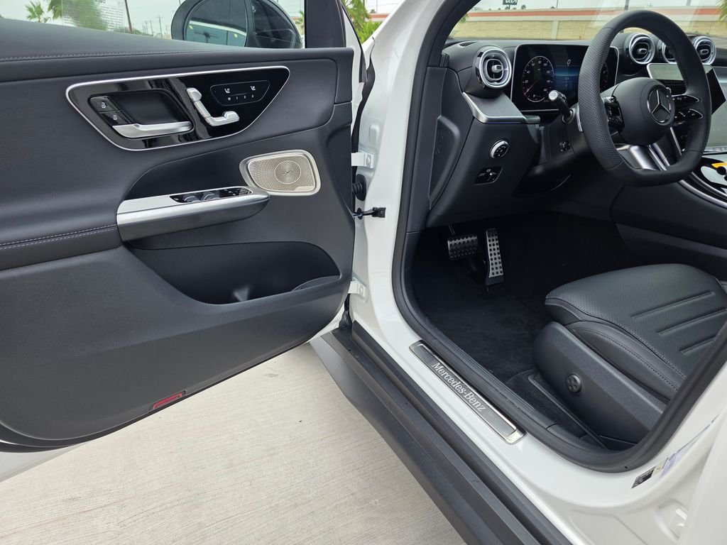 New 2026 Polar White Mercedes-Benz GLC 300 image 10