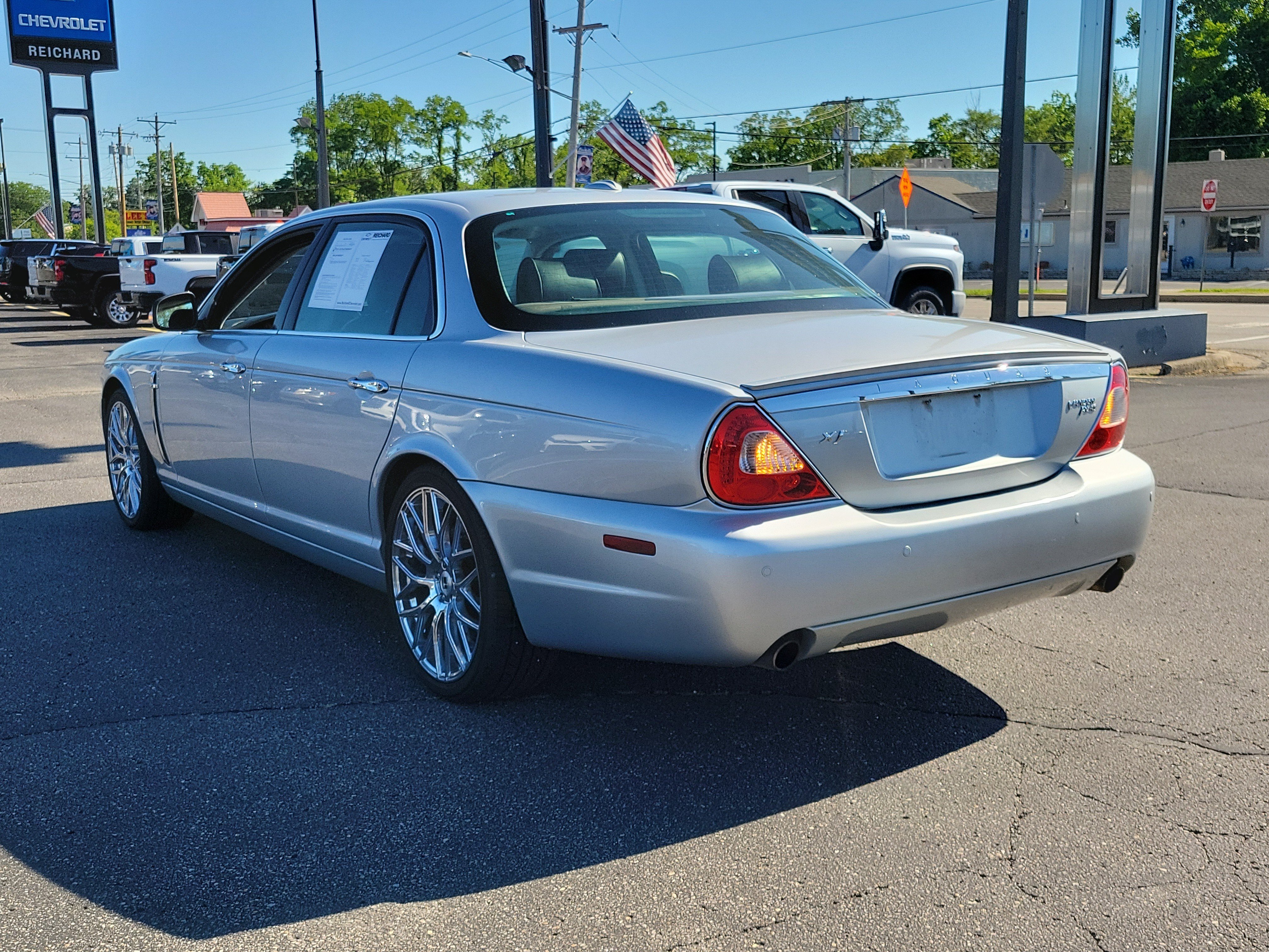 Used 2008 Silver Jaguar Vanden Plas image 3