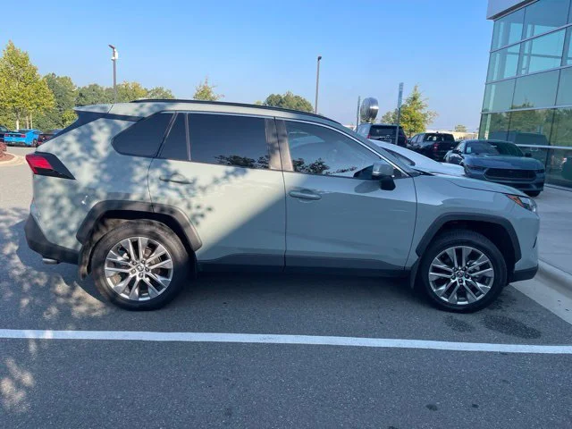 Used 2022  Toyota XLE Premium image 3