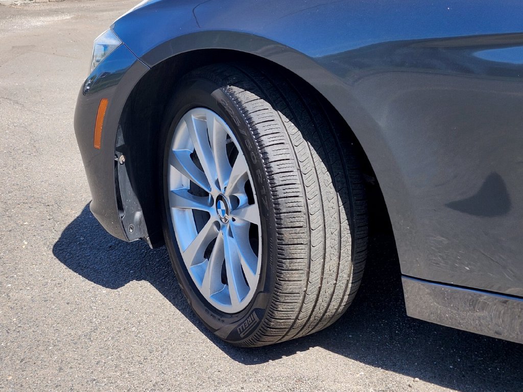 Used 2018 Gray BMW 320i xDrive image 34