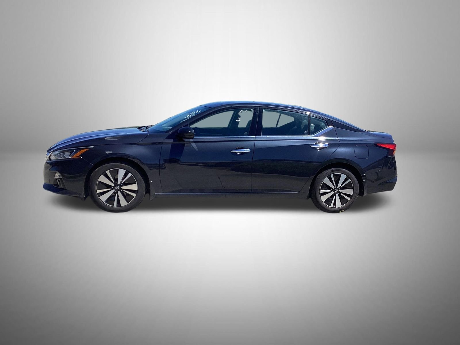 Used 2019 Blue Nissan 2.5 SL image 2