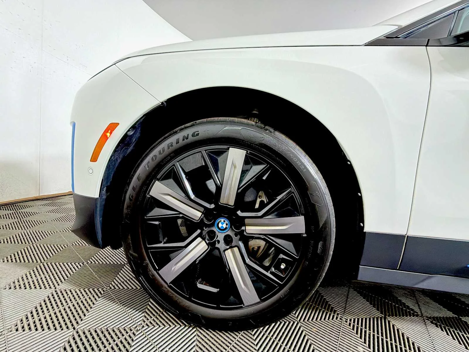 Used 2023 Alpine White BMW xDrive50 image 8