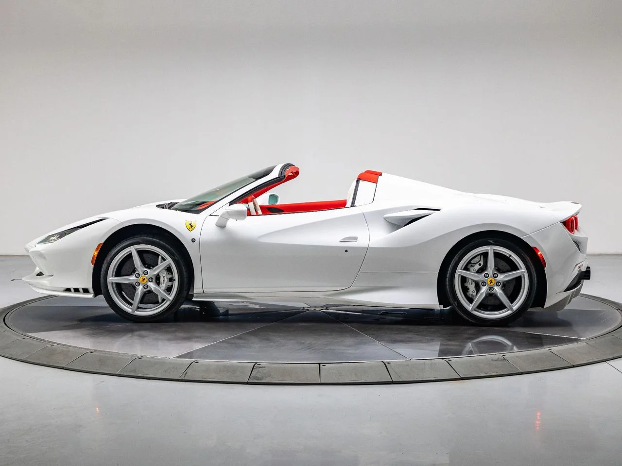 Used 2022 Bianco Cervino - Extra Campionario Ferrari Spider image 2