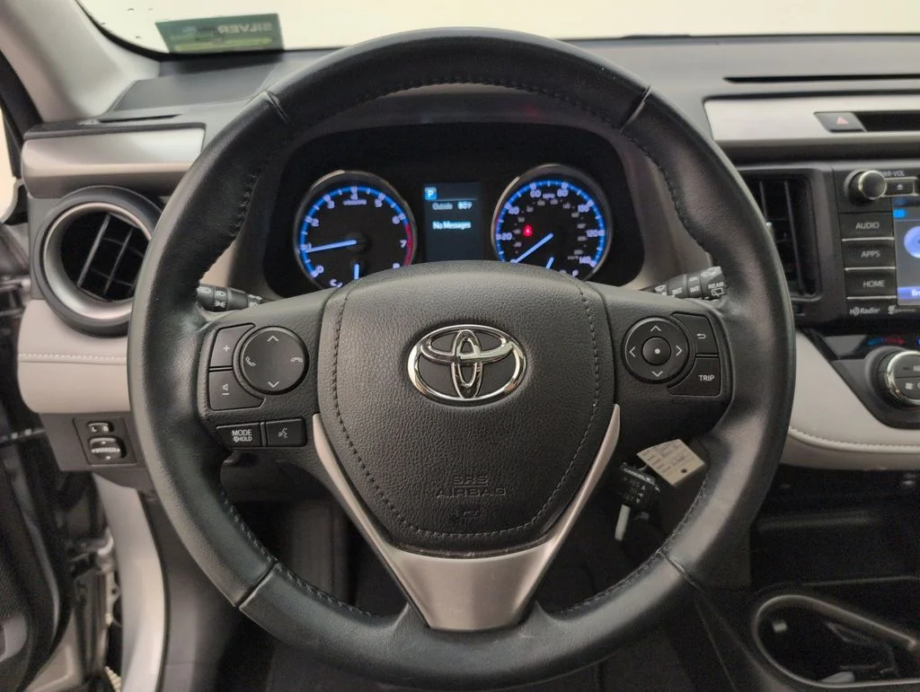 Used 2016 Silver Toyota XLE image 31