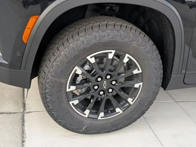 New 2026 Mosaic Black Metallic Chevrolet Z71 image 4