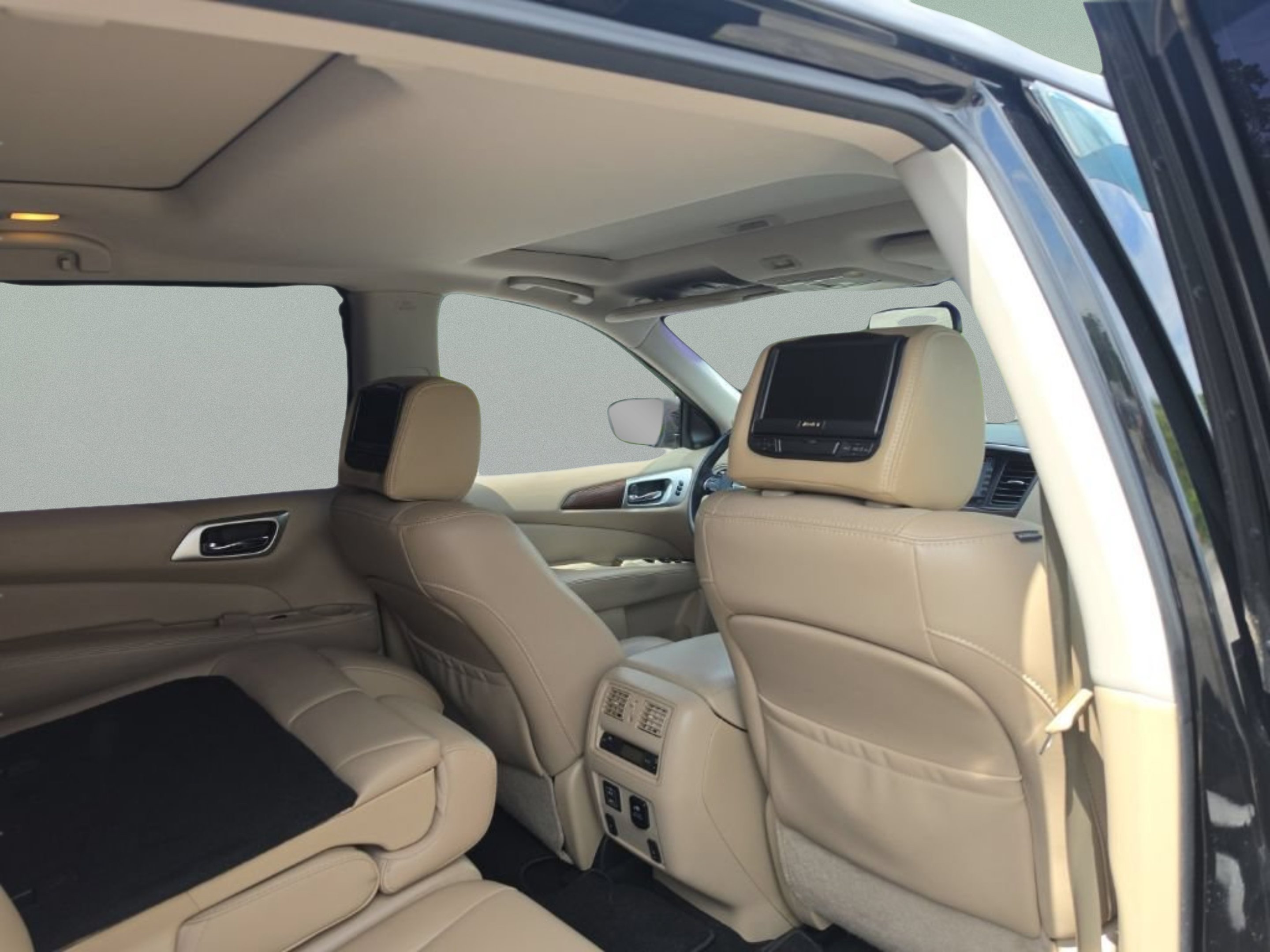 Used 2018 Black Nissan Platinum image 25