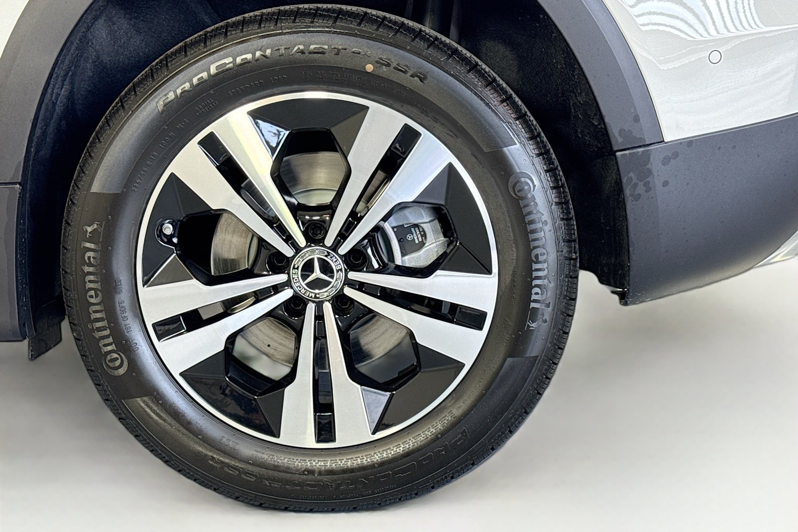 New 2026 Polar White Mercedes-Benz GLB 250 image 29