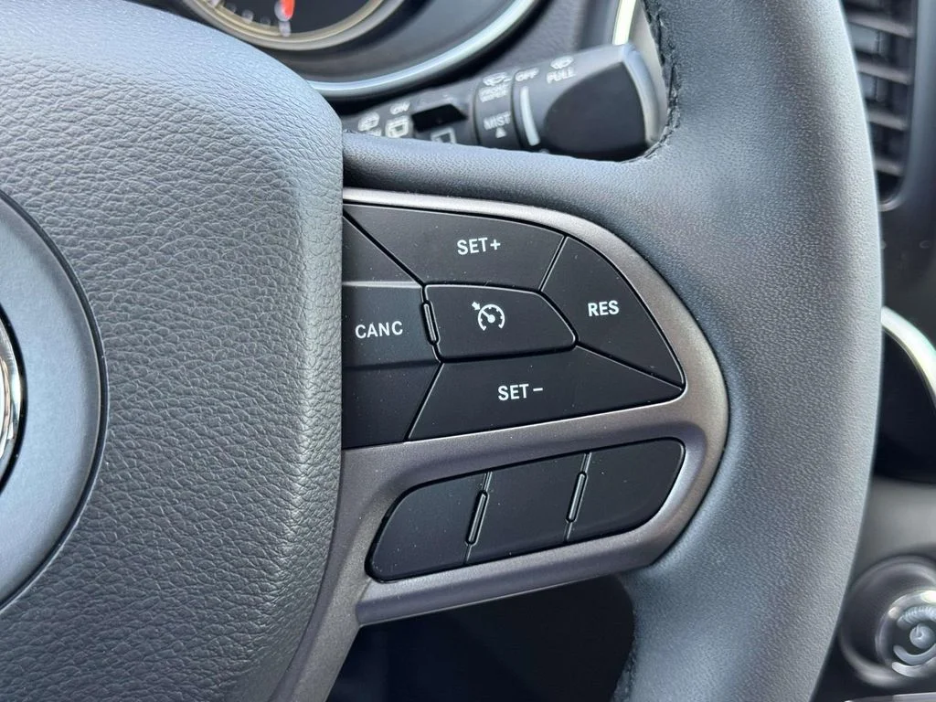 Used 2021 Bright White Clearcoat Jeep Latitude Lux image 23