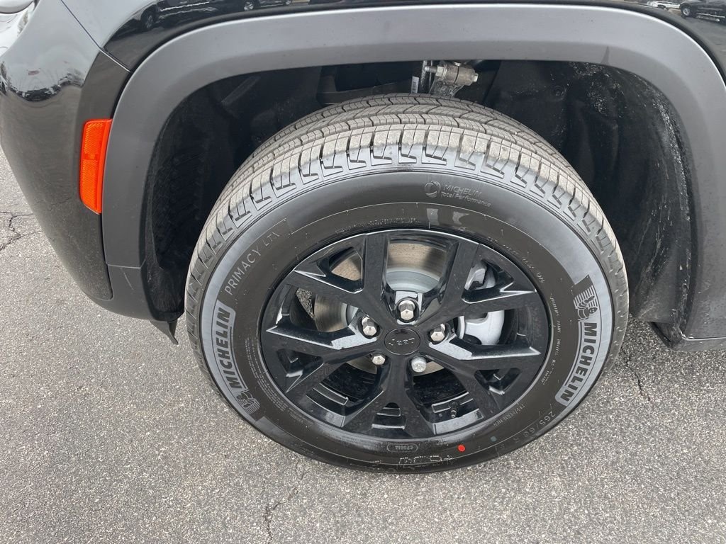 New 2026 Diamond Black Crystal Pearl-Coat Exterior Paint Jeep Altitude image 9