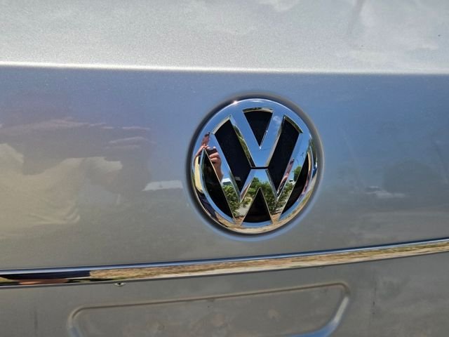 Used 2018 Silver Volkswagen 2.0T SEL Premium image 9