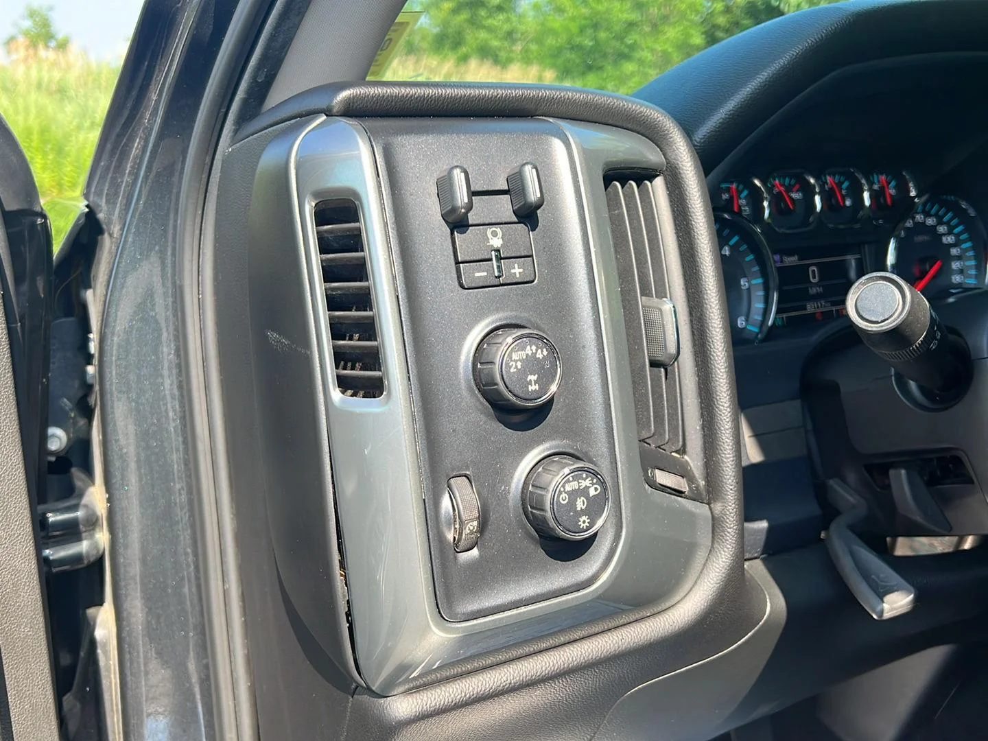 Used 2018 Graphite Metallic Chevrolet LT image 6