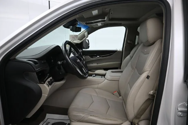 Used 2018 CRYSTAL WHITE TRICOAT Cadillac Luxury image 9