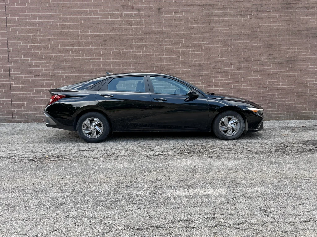 Used 2025 Abyss Black Hyundai SE image 6