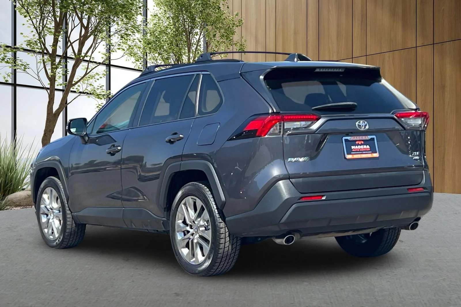 Used 2020 Gray Toyota XLE Premium image 6