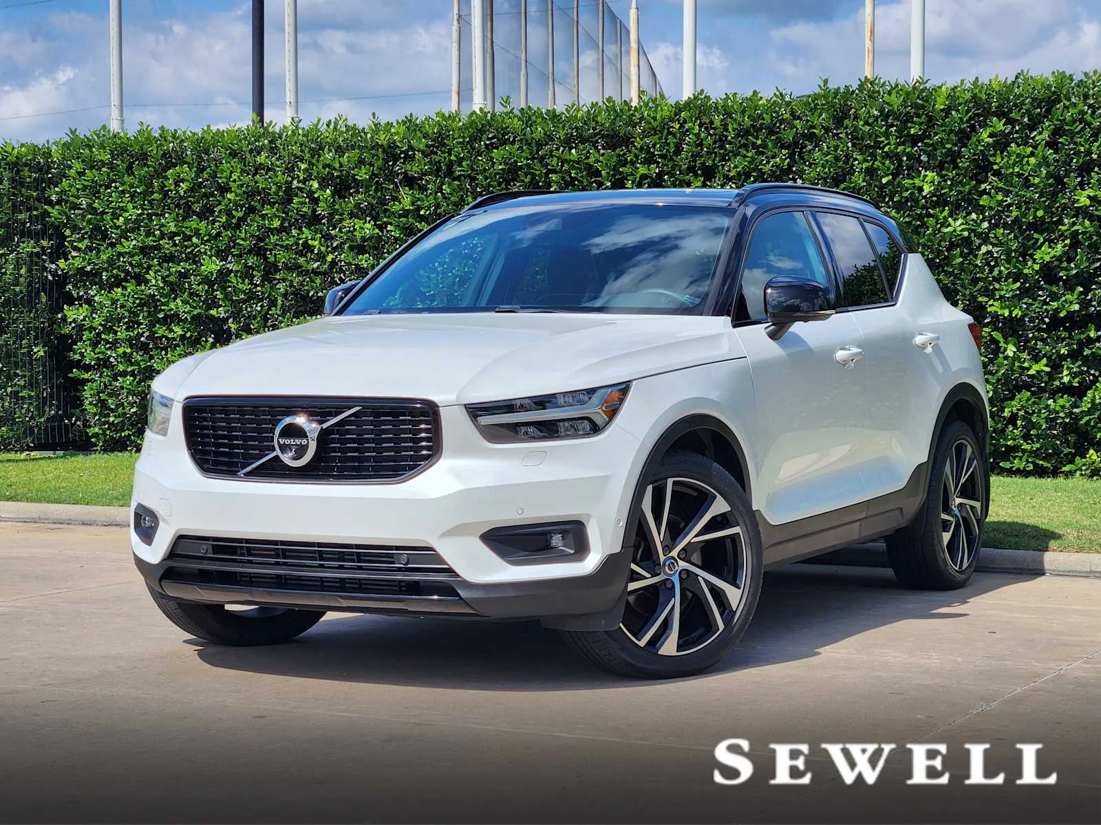 2022 Volvo XC40 T5 R-Design AWD's photo